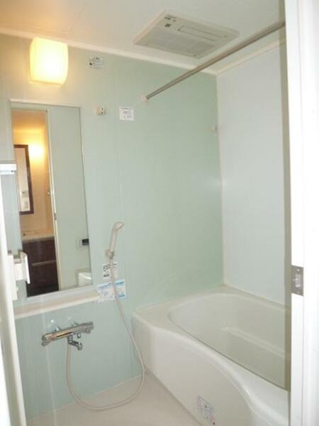 画像13:手洗いカウンター付のトイレ。快適トイレタイム・暖房洗浄便座です。