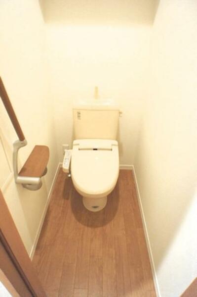 画像11:温水洗浄便座付きトイレです。