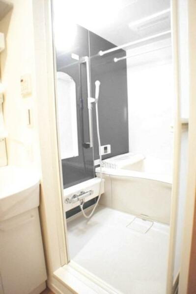 画像9:浴室。雨の日のお洗濯に利用できる浴室暖房乾燥機付き。