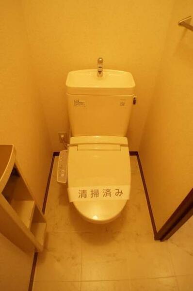 画像12:トイレは洗浄暖房便座付です