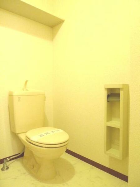 画像12:【トイレ】トイレには上部棚やツールボックスがあります♪