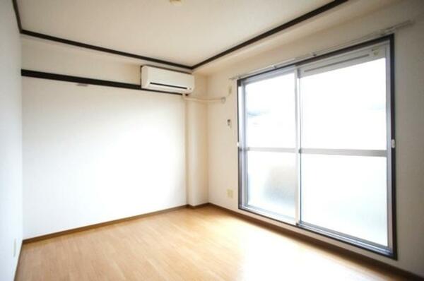 画像2:窓からの光で室内明るい。エアコン１台付きのお部屋です。