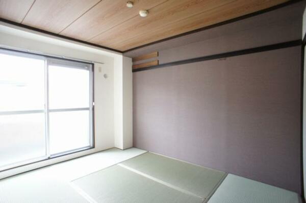 画像4:和室にはアクセントクロスを使い、雰囲気のある和室となっております。
