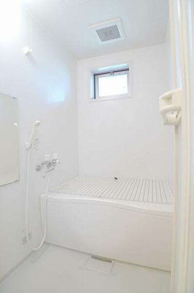 画像11:白を基調とした清潔感のある浴室です！小窓がある為、換気しやすくなっております♪