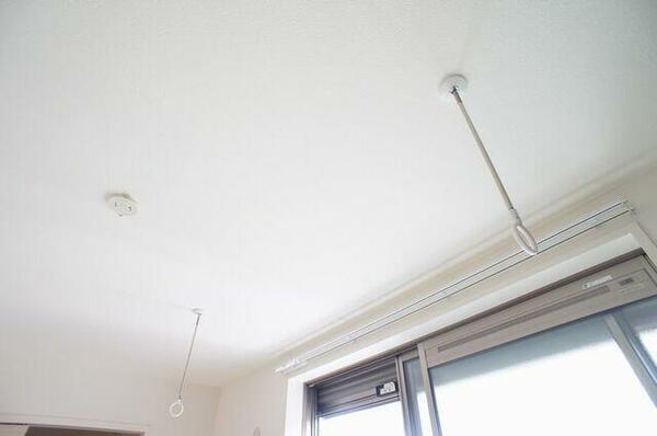 画像3:天井には雨の日や花粉の時期でも洗濯物を干せる棒（ホスクリーン）が付いています（使用しない際は取り外せ