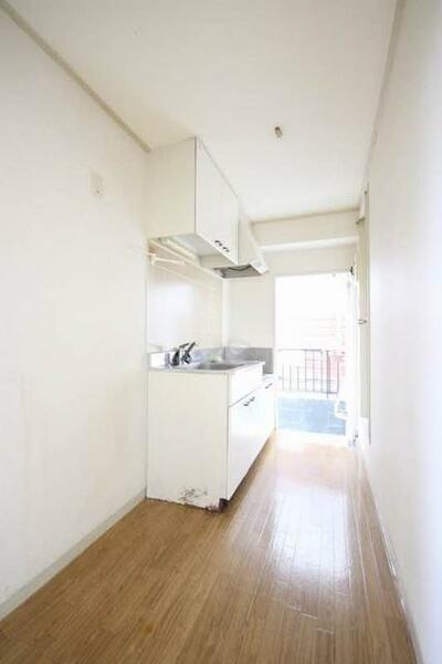 画像9:キッチン。洗濯機置き場と冷蔵庫スペース。