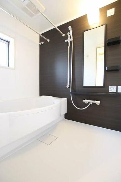 画像10:【浴室】半円浴槽タイプでゆったりお風呂に入ることができますね！浴室乾燥機付きです！