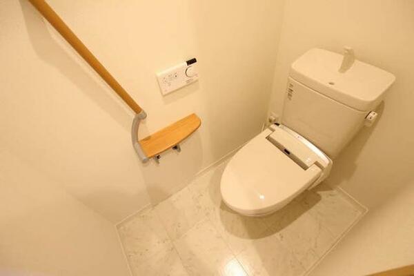 画像9:【トイレ】暖房洗浄機能便座です！手すり、ペーパーホルダーも付いています！