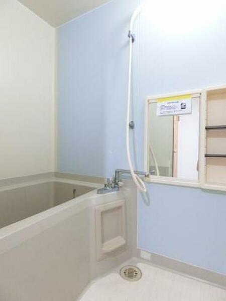 画像6:【浴室】浴室にはミラーキャビネットが付いています♪　キャビネットには小物を置ける棚も設置されています
