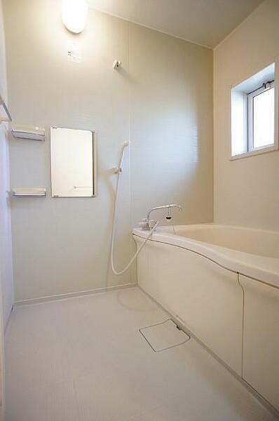 画像6:■浴室■換気と採光を考慮した小窓付きの明るく、清潔感あるバスルーム！明るい雰囲気の浴室は一日の疲れを