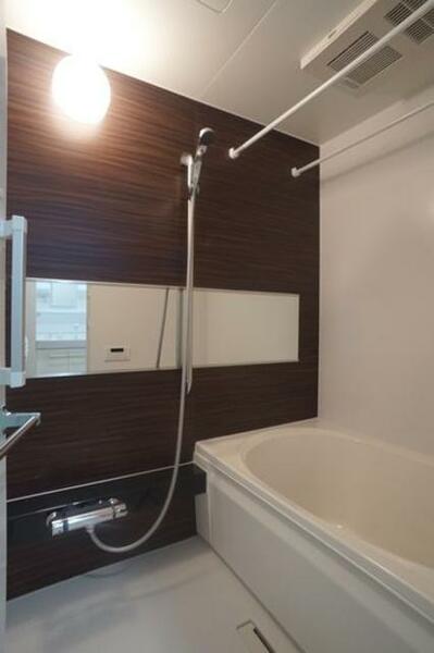 画像8:単調になりがちな浴室にカラー壁面パネルを入れることでアクセントを加え、浴室暖房換気乾燥機もご用意！快