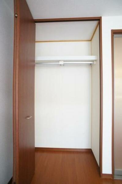 画像7:棚とハンガーパイプのセットされたシステムクローゼットです。扉は折戸タイプで中が一望でき洋服選びが楽し
