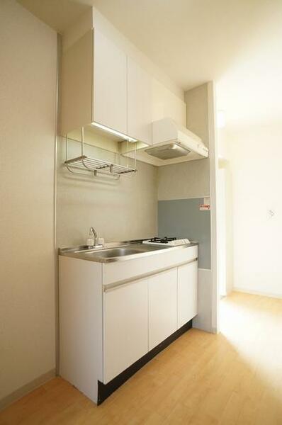 画像7:【Kitchen】キッチンの色は、シンプルで清潔感が出る白をベースに。