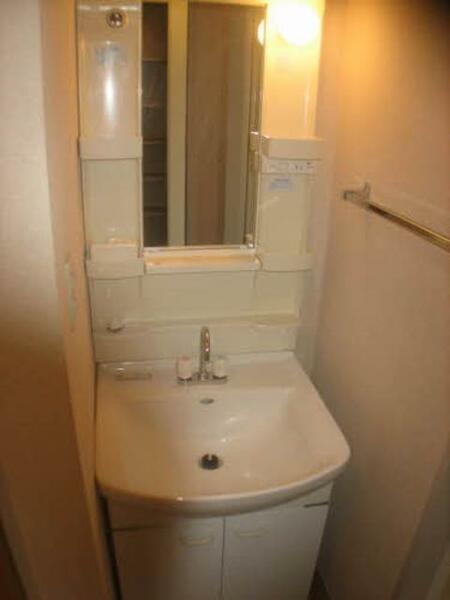 画像6:歯ブラシ立て付きの洗面所です。小物を置くスペースもあります。
