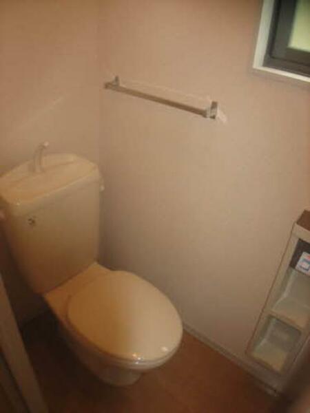 画像8:窓付きのトイレです。