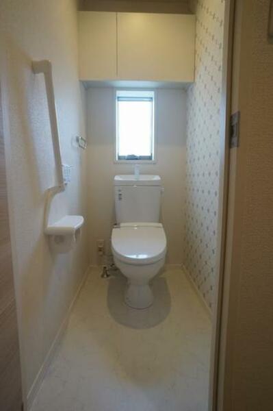 画像8:【トイレ】暖房洗浄便座のついたトイレです。トイレ上部には棚収納がついております。ペーパーホルダー上に