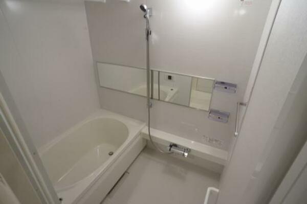 画像9:【浴室】白で統一されたオシャレな浴室です！！設備も充実しており、追焚機能、浴室換気乾燥暖房機、スライ