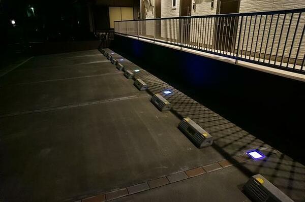 画像5:駐車場内の地面には照明が埋め込まれています☆