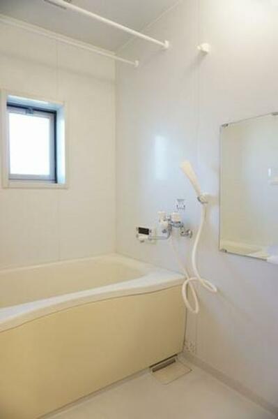 画像11:【浴室】白を基調とし、明るく、清潔感あるバスルーム♪明るい雰囲気の浴室は一日の疲れを癒やしてくれます