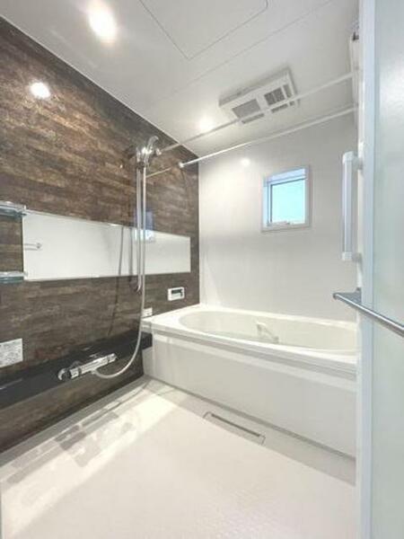 画像6:換気と採光を考慮した小窓があって明るい浴室は、洗濯物の乾燥や、冬に浴室内を暖めてから入浴が出来る浴室