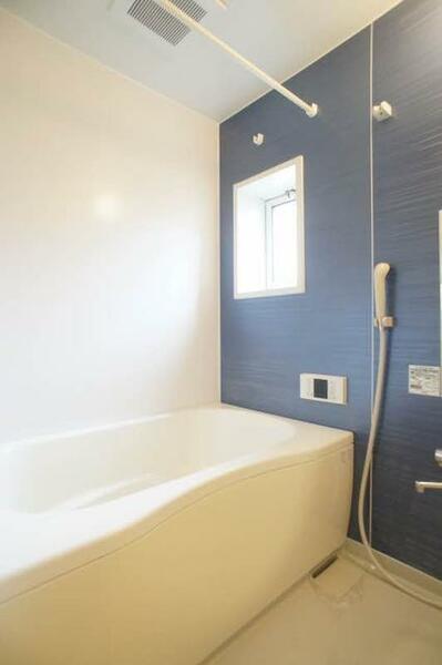 画像13:【浴室】１日の終わりは清潔感のある快適な空間で、ゆっくりと疲れを癒してください♪24時間換気システム、