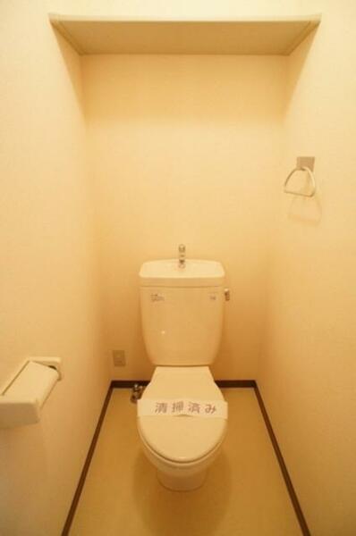 画像10:独立トイレです。上部には棚が有りペーパーの買い置き等のストックに便利です。