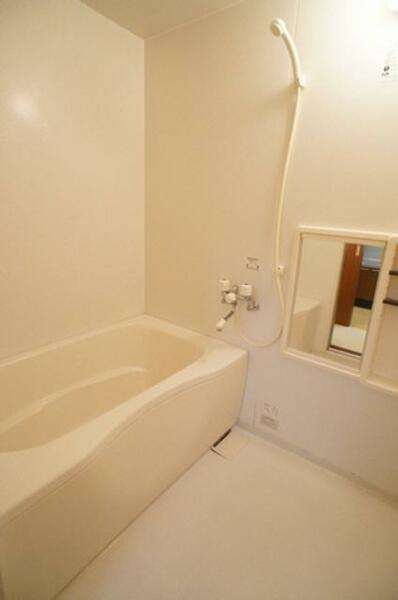 画像8:ホワイトカラー一色の清潔感の有る浴室です。大き目の鏡とシャワー、シャンプーラック等も充実しています。