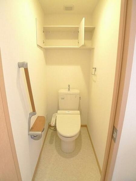 画像12:トイレは洗浄機能付き暖房便座です。上部にはトイレ用品を収納できる棚や手摺りが付いています。