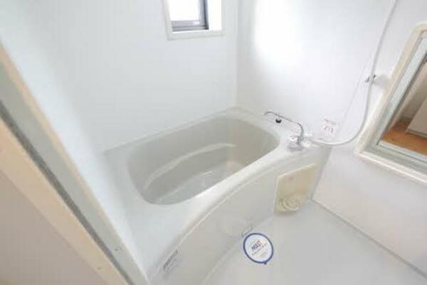 画像11:浴室には小窓があり換気に便利です！
