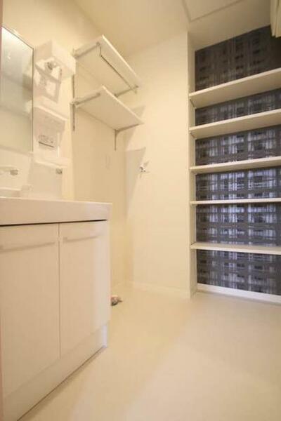 画像11:洗面所には洗髪洗面化粧台と洗濯機スペース、収納棚がついています。