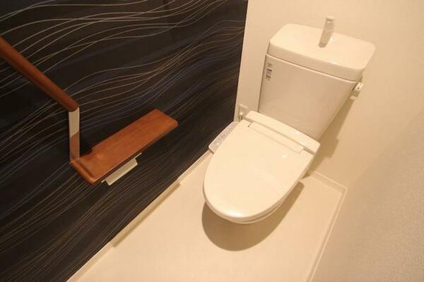 画像12:シックなアクセントクロスが特徴的なトイレ。洗浄便座がついています。