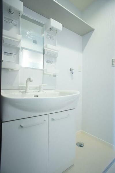 画像10:洗面化粧台です。750タイプのワイド仕様、上部に収納スペースがあるので使いやすい洗面所です。