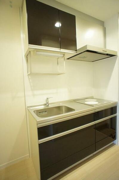 画像8:下の収納スペースはスライドタイプのキッチンですので奥の物もとりやすいキッチンです。