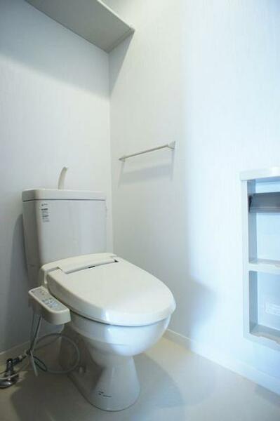 画像9:トイレは多機能便座仕様。上部に収納スペースが確保されております。
