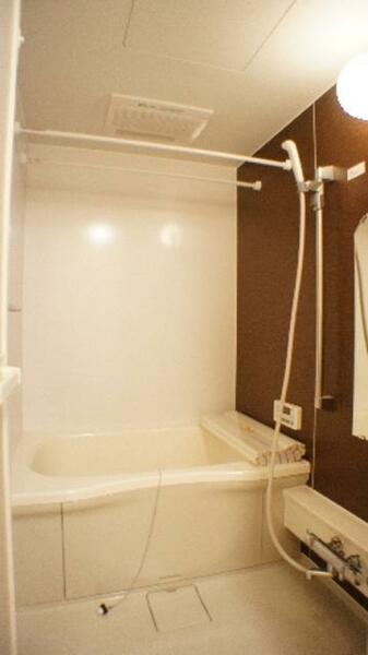 画像14:■浴室■　サーモスタット水栓に加え２４Ｈ換気システムを備えています♪壁のアクセントパネルが印象的に♪