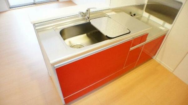 画像9:■キッチン■　赤いフィルムシートが貼られたキッチンはお部屋の雰囲気も合わさりポップで明るい印象に♪