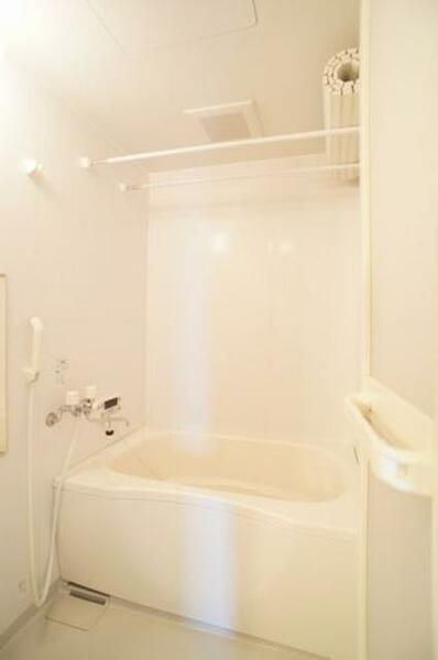 画像8:☆浴室☆追焚給湯♪白を基調とした清潔感のある浴室です♪