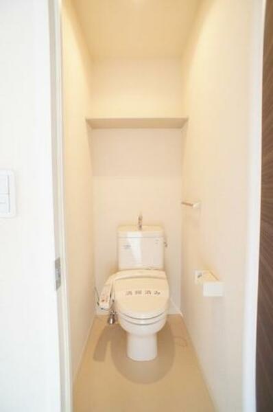 画像9:☆トイレ☆暖房洗浄便座機能付きトイレです♪上部に収納棚がございます。
