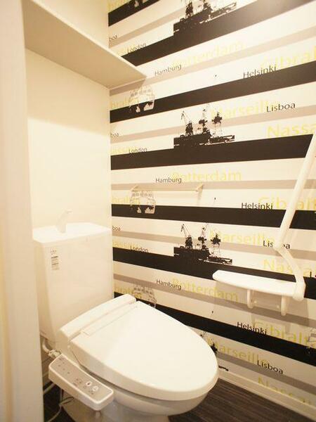 画像9:☆トイレ☆一風変わったアクセントクロス仕様のトイレは雰囲気の違う空間に。