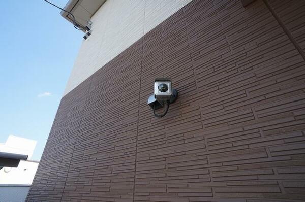 画像12:玄関には防犯カメラ設置。