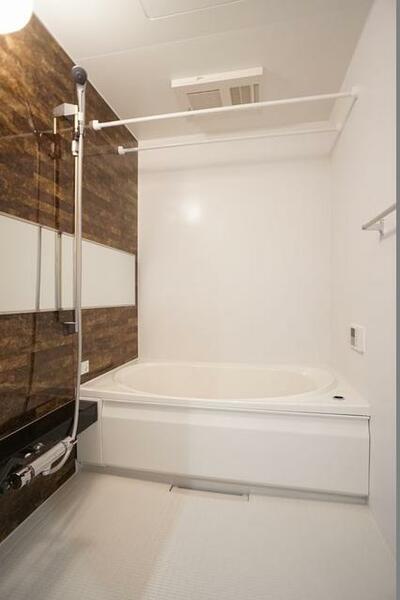 画像9:【バスルーム】ゆったりバスタイムを満喫できる追焚給湯＆浴室暖房乾燥機付きのバスルームです。