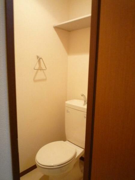 画像11:トイレの上部にはトイレにはトイレットペーパーや、清掃用品を置ける棚が付いております♪