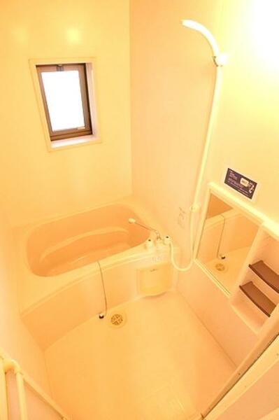 画像9:【浴室】浴室には小窓付き☆シャンプーなどの小物を置く棚や鏡も付いています☆