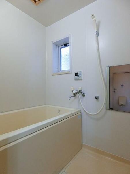 画像8:【浴室】浴室は小窓付きで採光の他換気も可能です☆