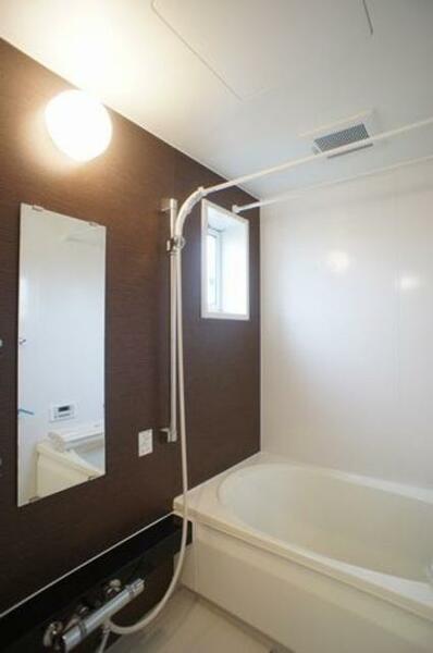 画像10:アクセントウォールを使用したお洒落な浴室でリラックスタイムをお楽しみください♪