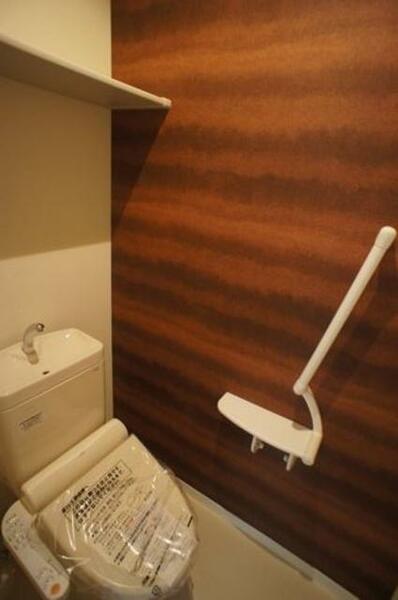画像11:清潔感のあるお手洗いはシンプル＆高機能！温水洗浄機能＋タオルかけ＋収納棚付き！