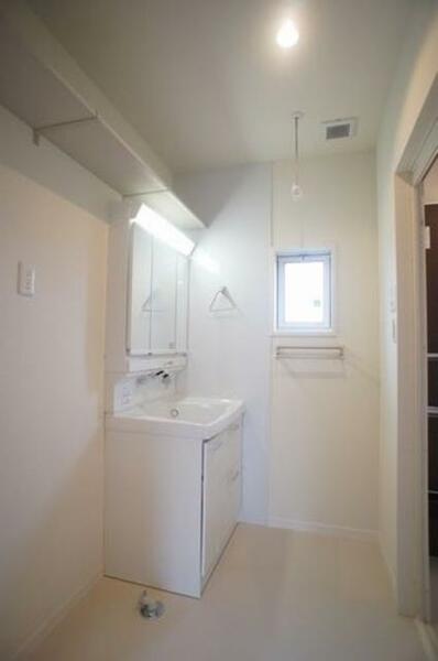 画像9:洗面スペースです◎大型ボウル・シャワー水栓付きの洗面化粧台、収納棚が付いています！