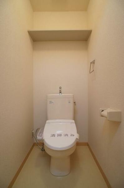 画像13:多機能便座付のトイレ☆　上部の棚は収納にご利用下さい！