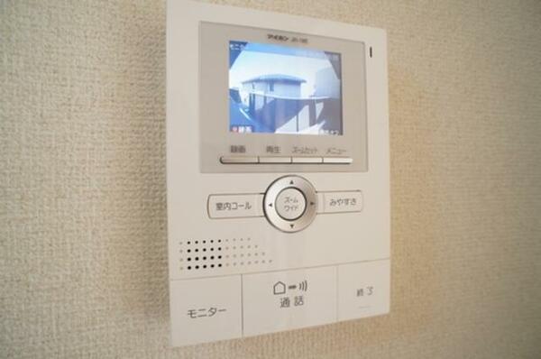画像8:訪問者の顔が分かるカラーモニター付インターホン設置。