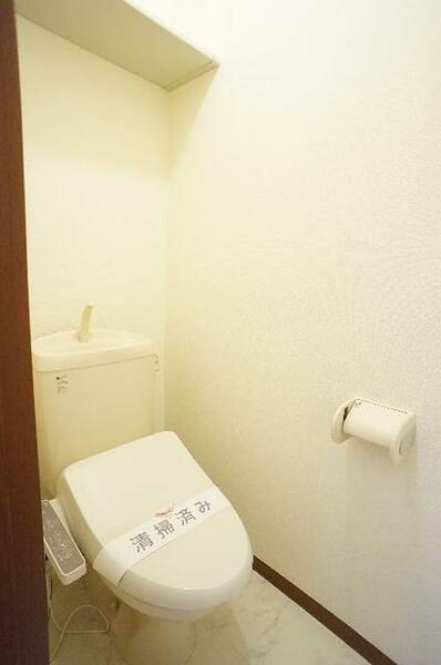 画像11:温水洗浄便座付きのトイレスペース。上部には収納棚も完備。